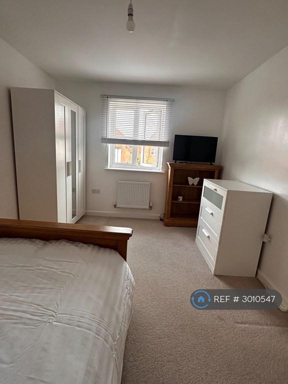 Room Batsman Avenue in Rainham