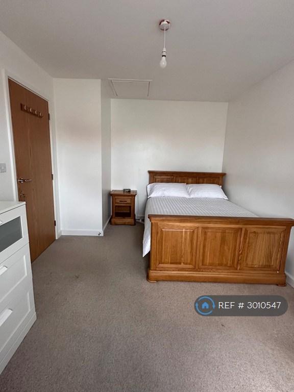 Room Batsman Avenue in Rainham