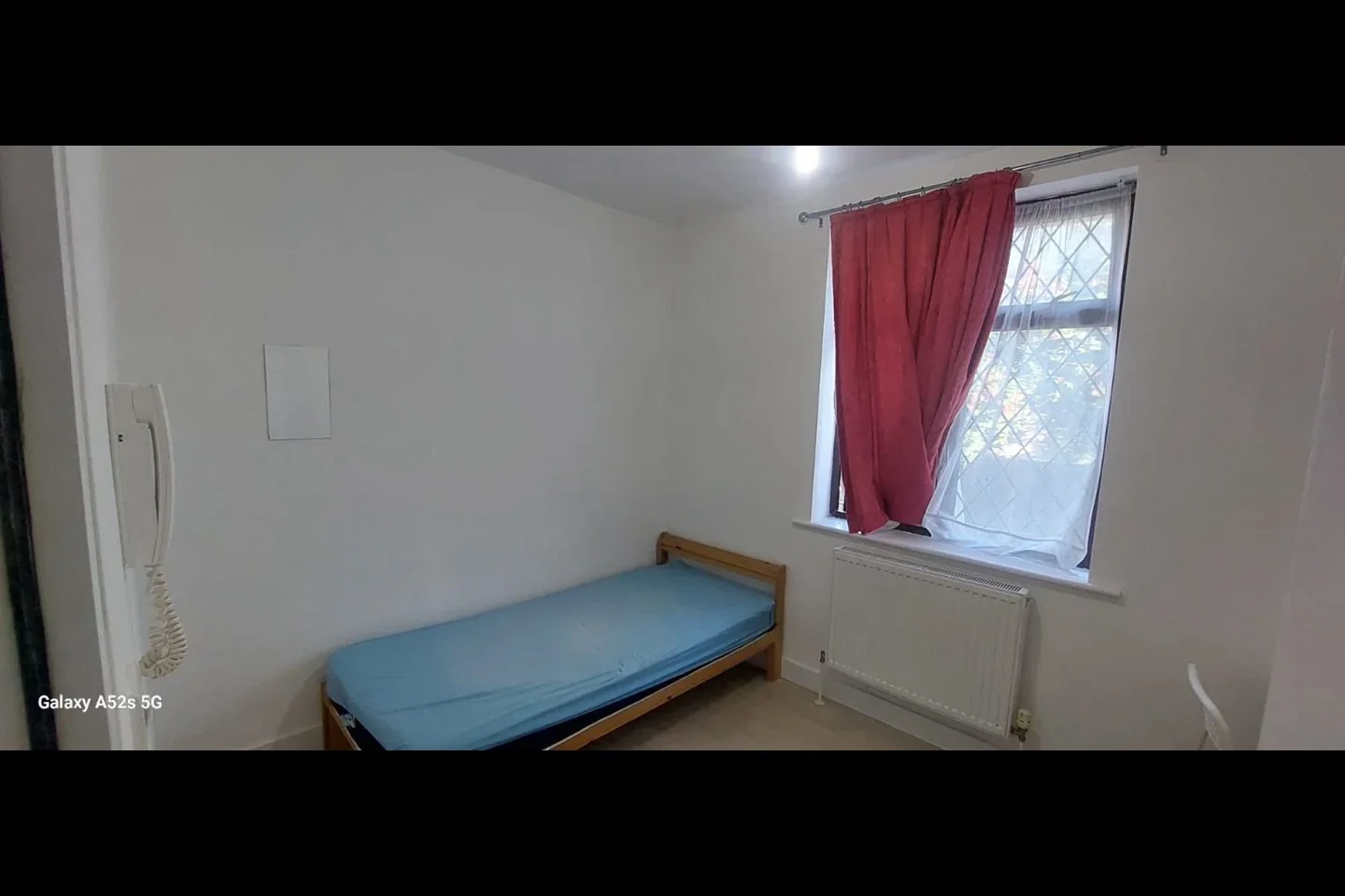 Room Garratt Road in Greater London