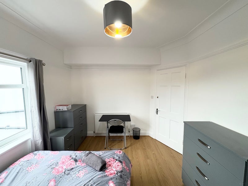 Room High Street in Greater London