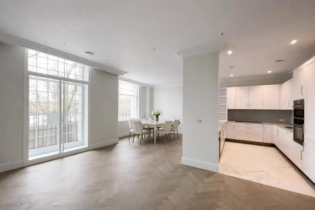 Flat Smith Square in City of Westminster