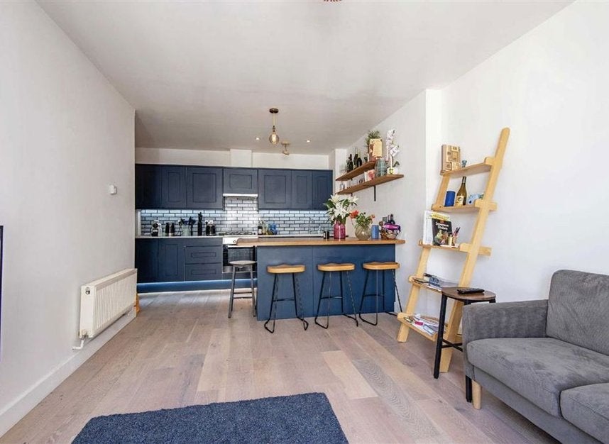 Flat Boundary Street in Greater London