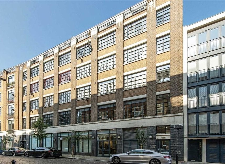 Flat Boundary Street in Greater London