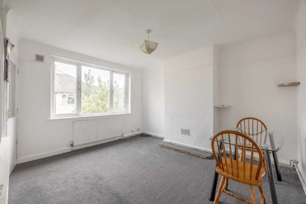 Flat Montrose Avenue in Slough