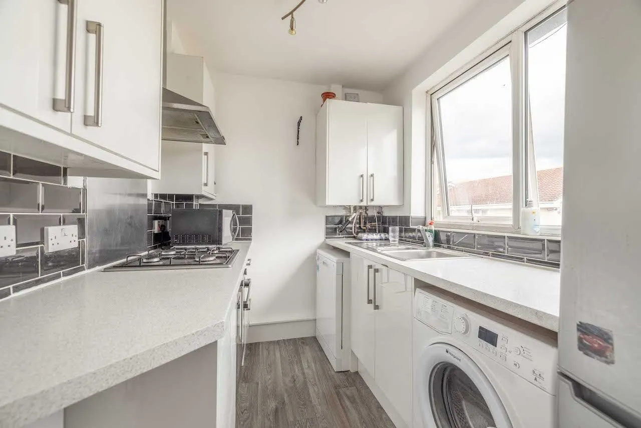 Flat Montrose Avenue in Slough