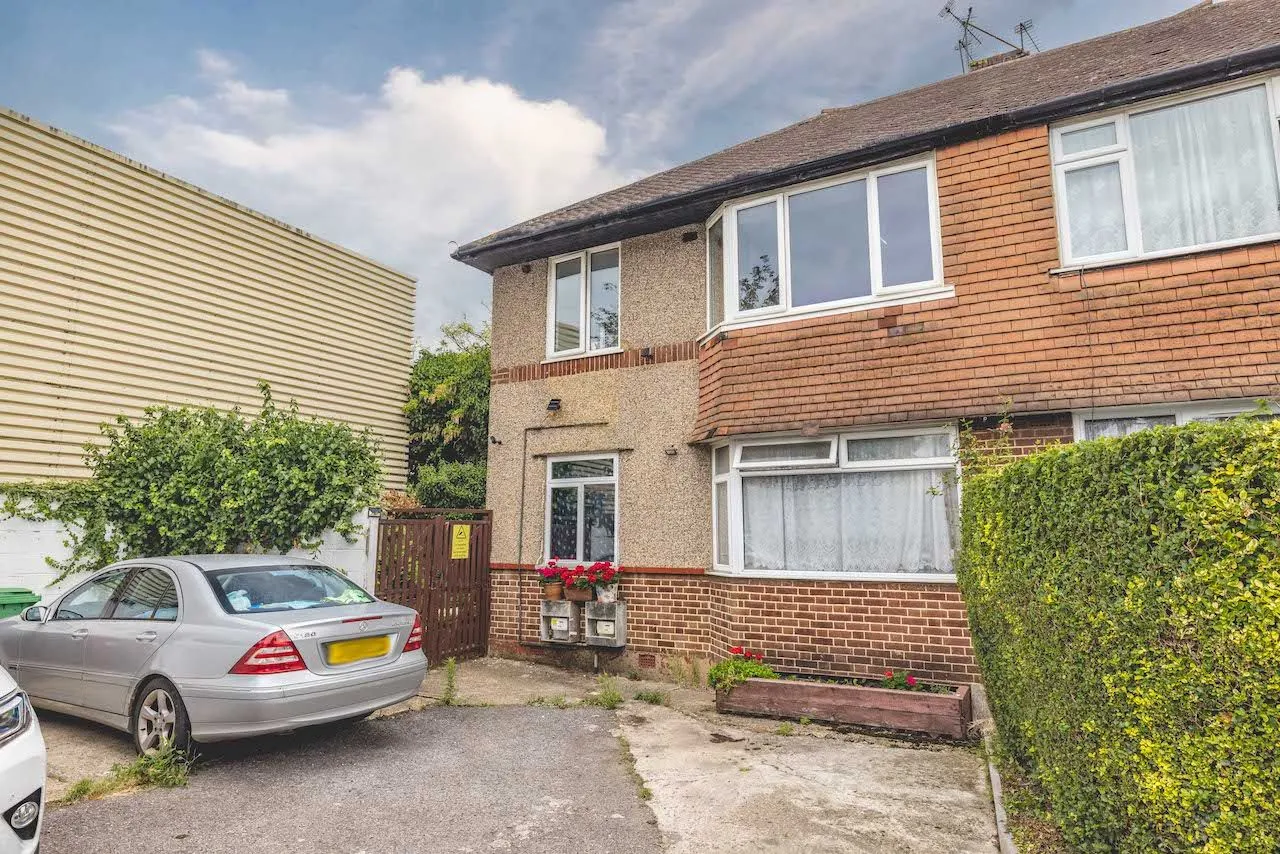 Flat Montrose Avenue in Slough