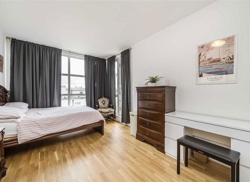 Flat Melliss Avenue in Greater London