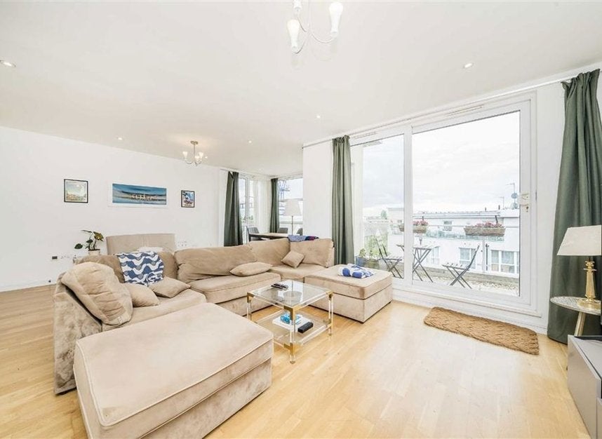 Flat Melliss Avenue in Greater London