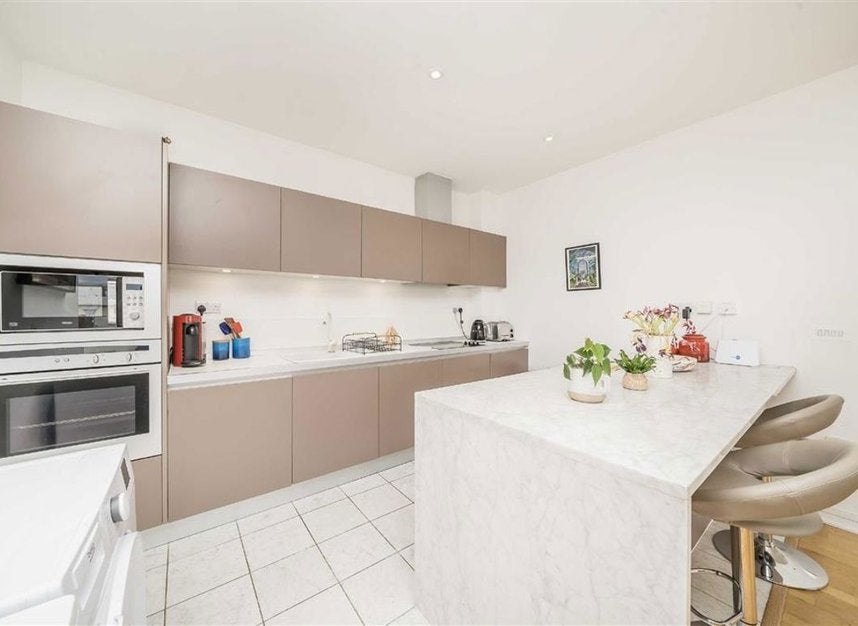 Flat Melliss Avenue in Greater London