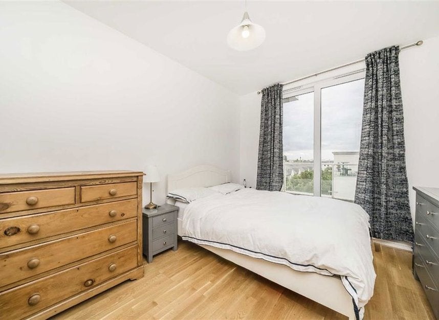 Flat Melliss Avenue in Greater London