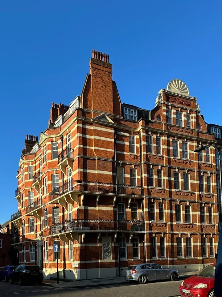 Flat Hammersmith Road in Greater London