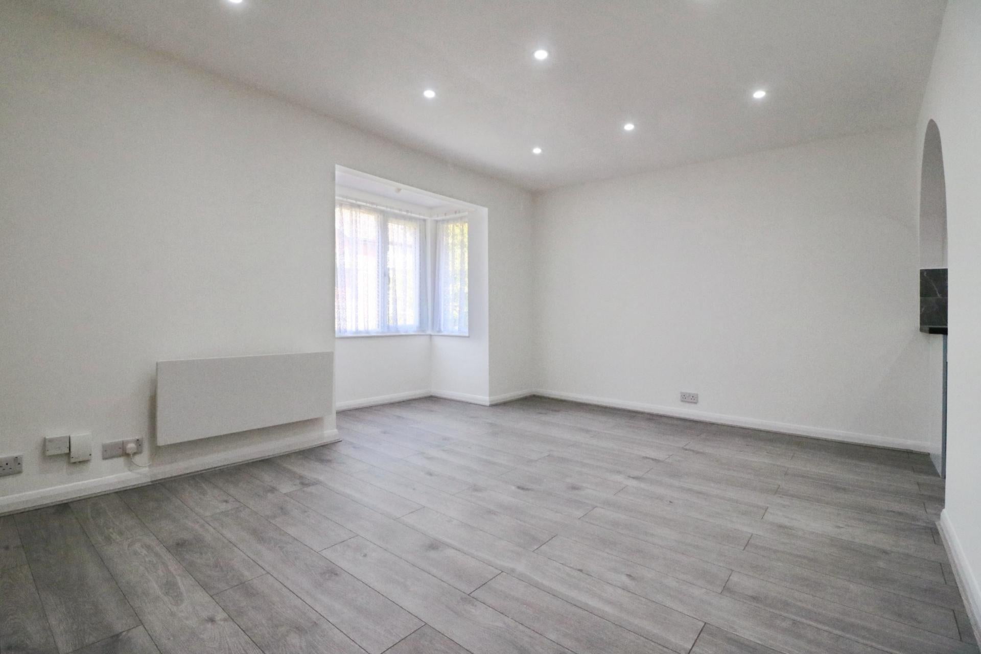 Flat Harvey Road in Slough