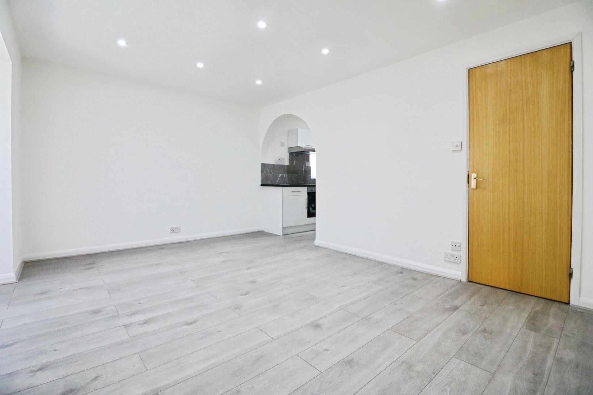 Flat Harvey Road in Slough