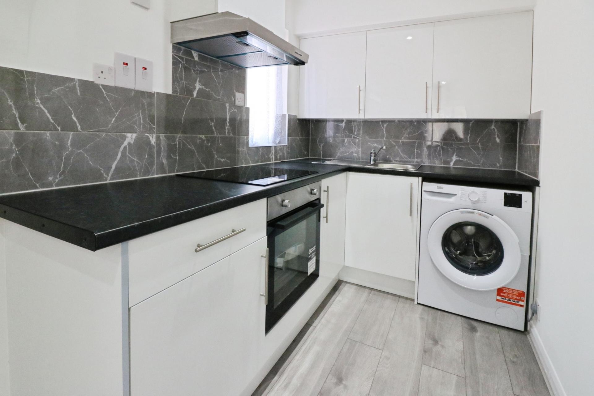 Flat Harvey Road in Slough