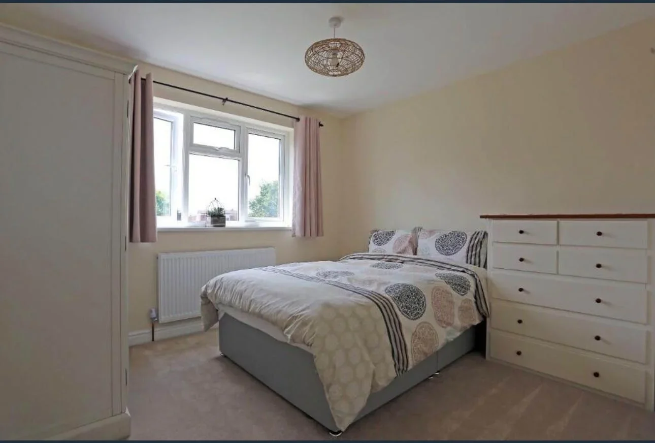 Room Whalebone Lane North in Greater London