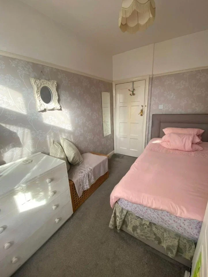 Room Whalebone Lane North in Greater London