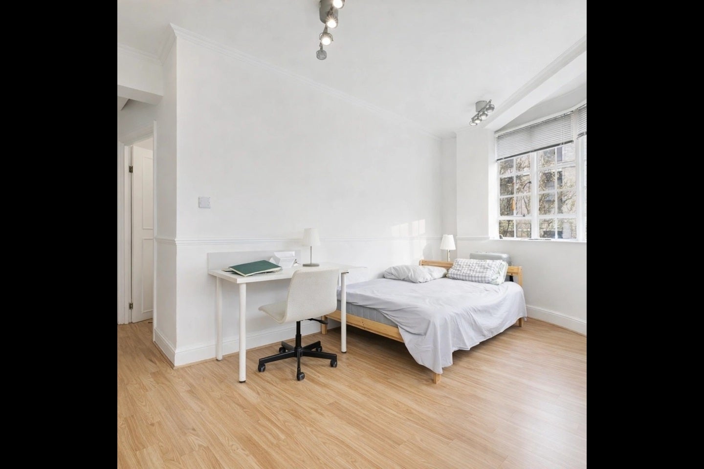 Flat Lucan Place in Greater London