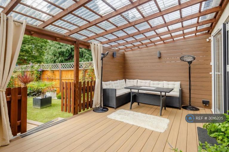 Room Springvale Avenue in Greater London