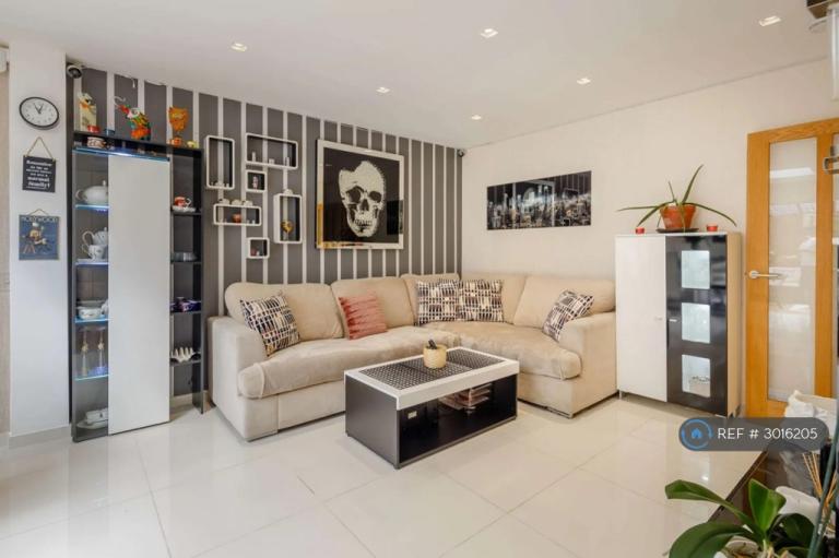 Room Springvale Avenue in Greater London