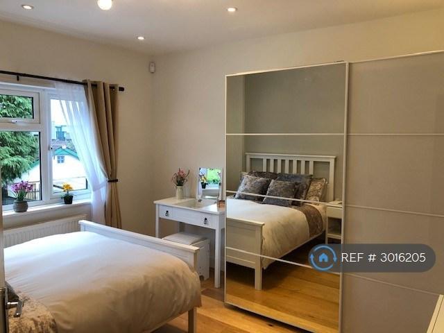 Room Springvale Avenue in Greater London