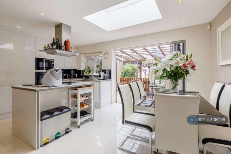 Room Springvale Avenue in Greater London