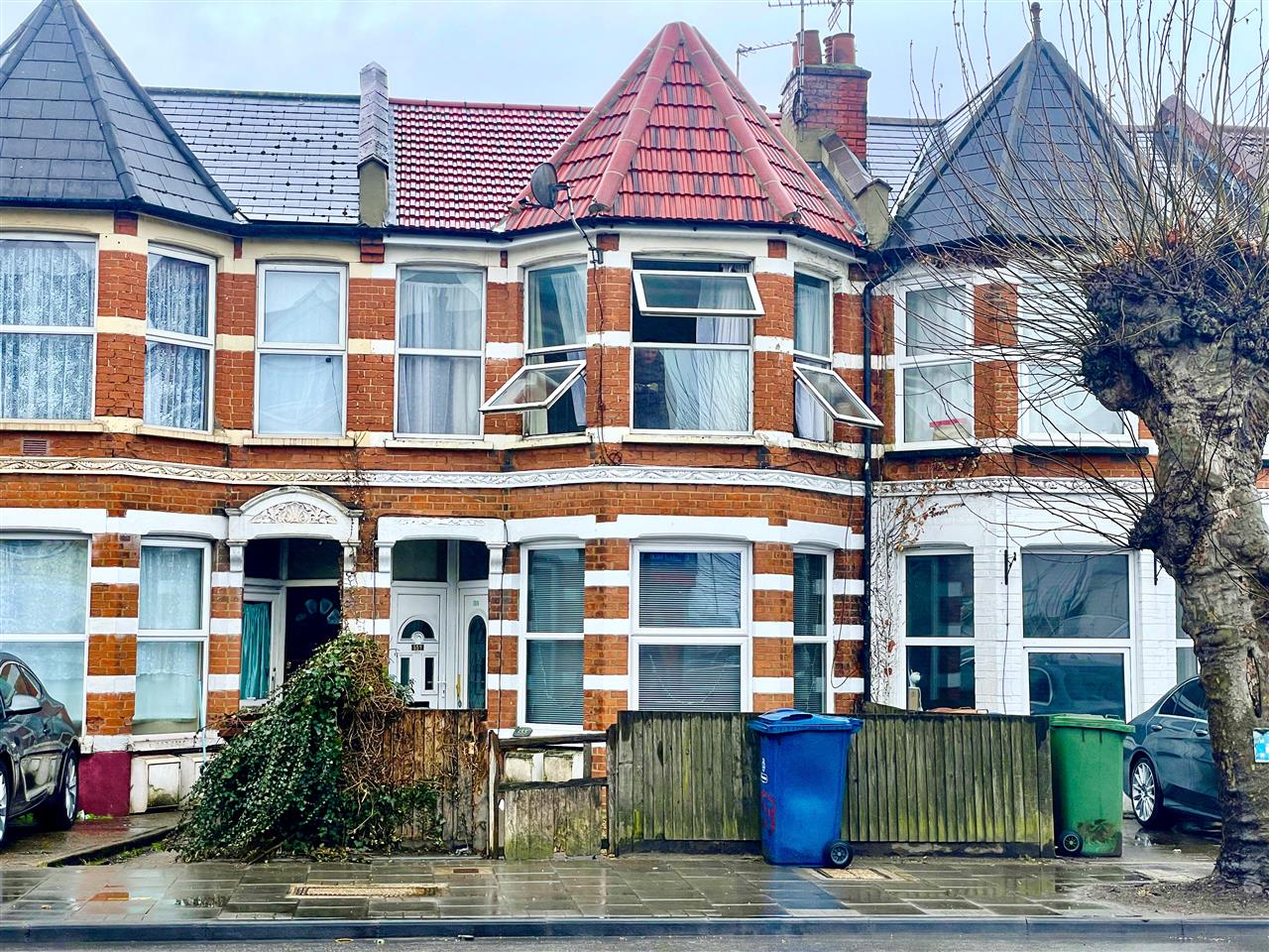 Flat Pinner Road in Greater London