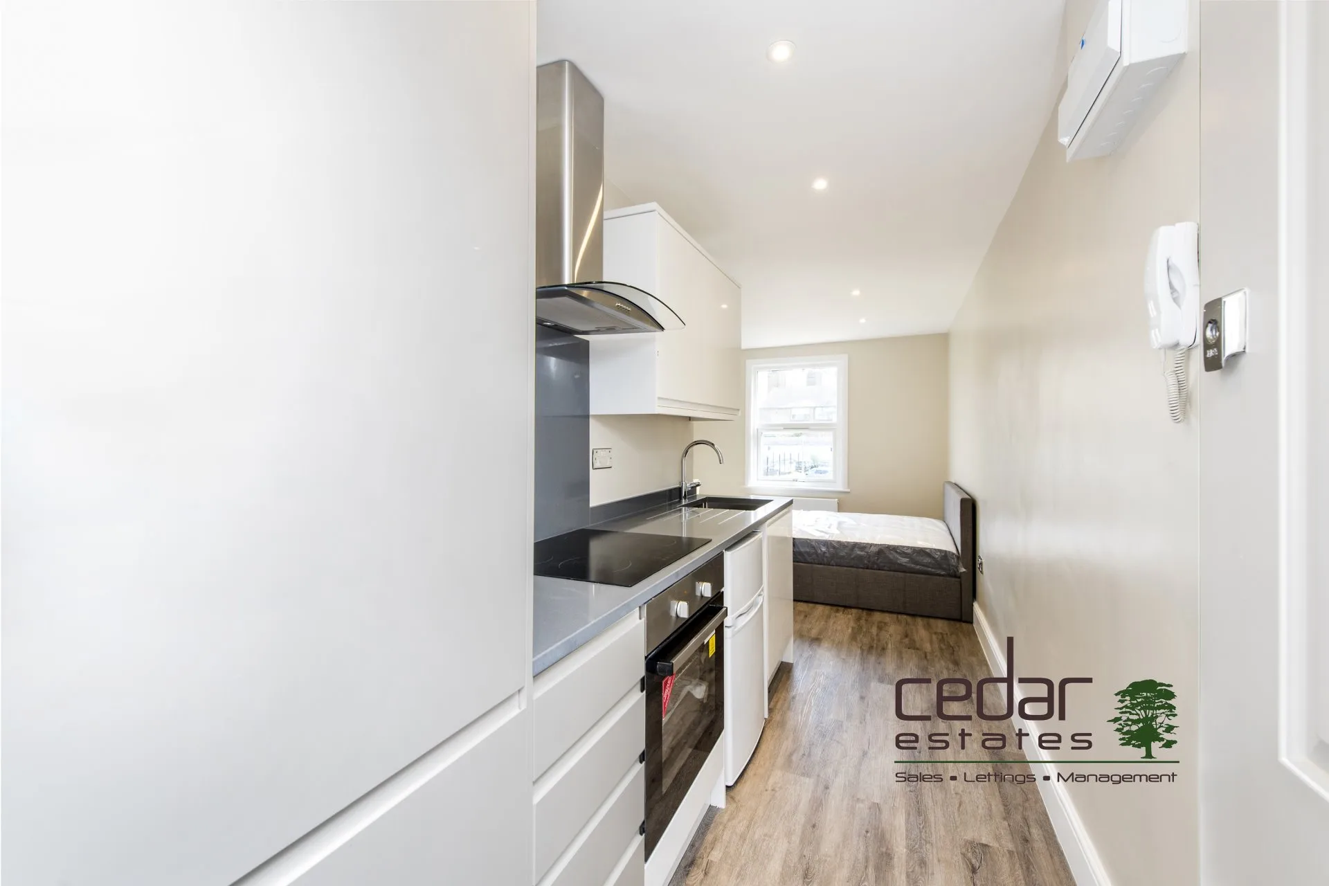 Flat Holmdale Road in Greater London