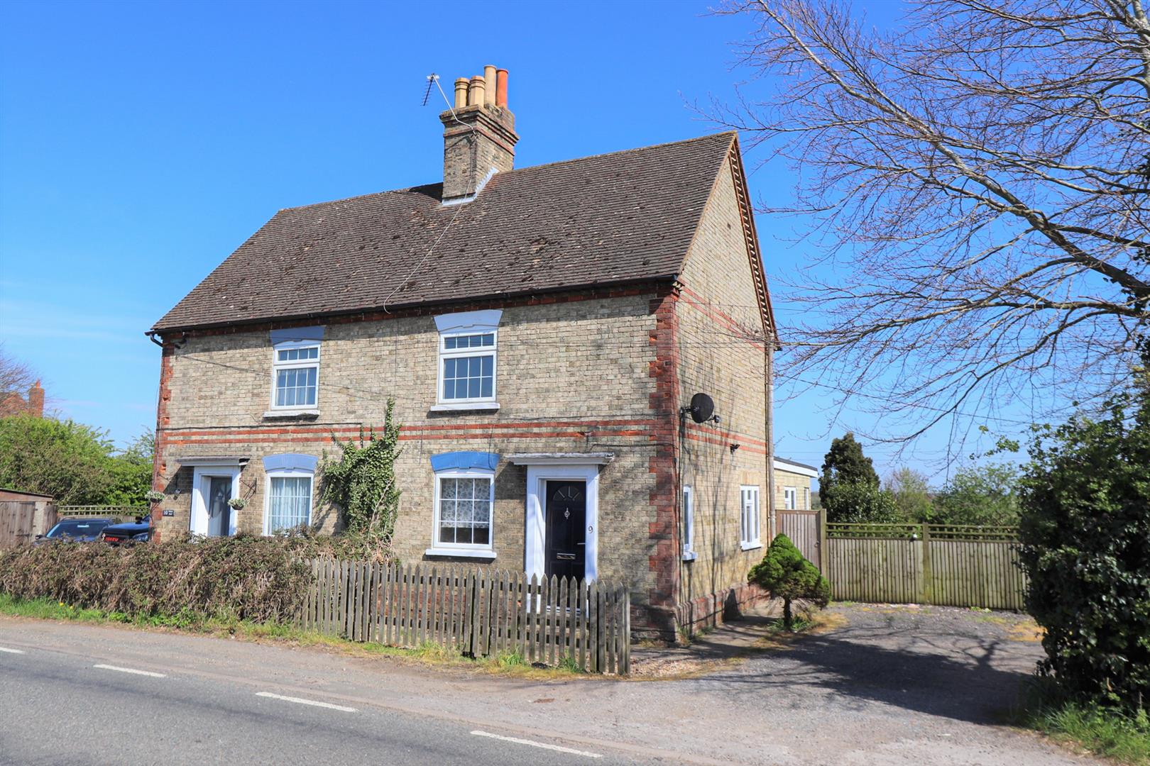 House Hockliffe Road in Milton Bryan