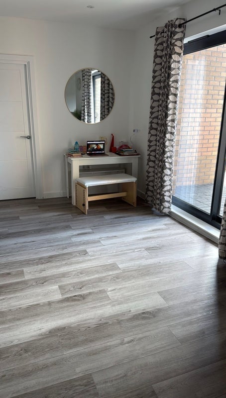 Room North Circular Road in Greater London