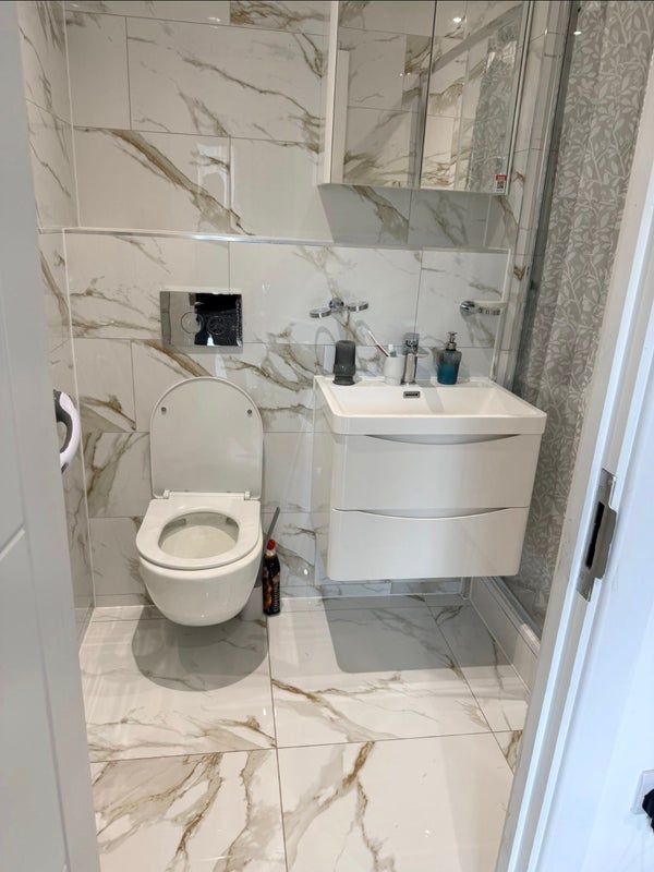 Room North Circular Road in Greater London