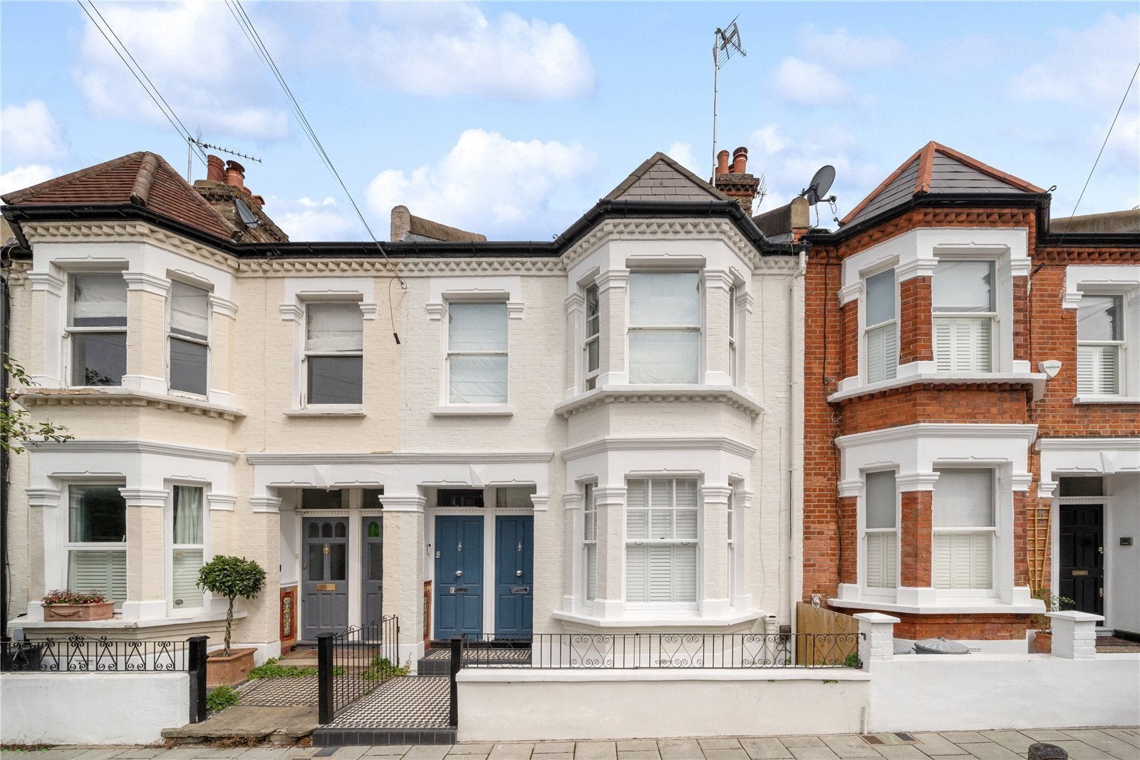 Flat St. Ann's Hill in Greater London