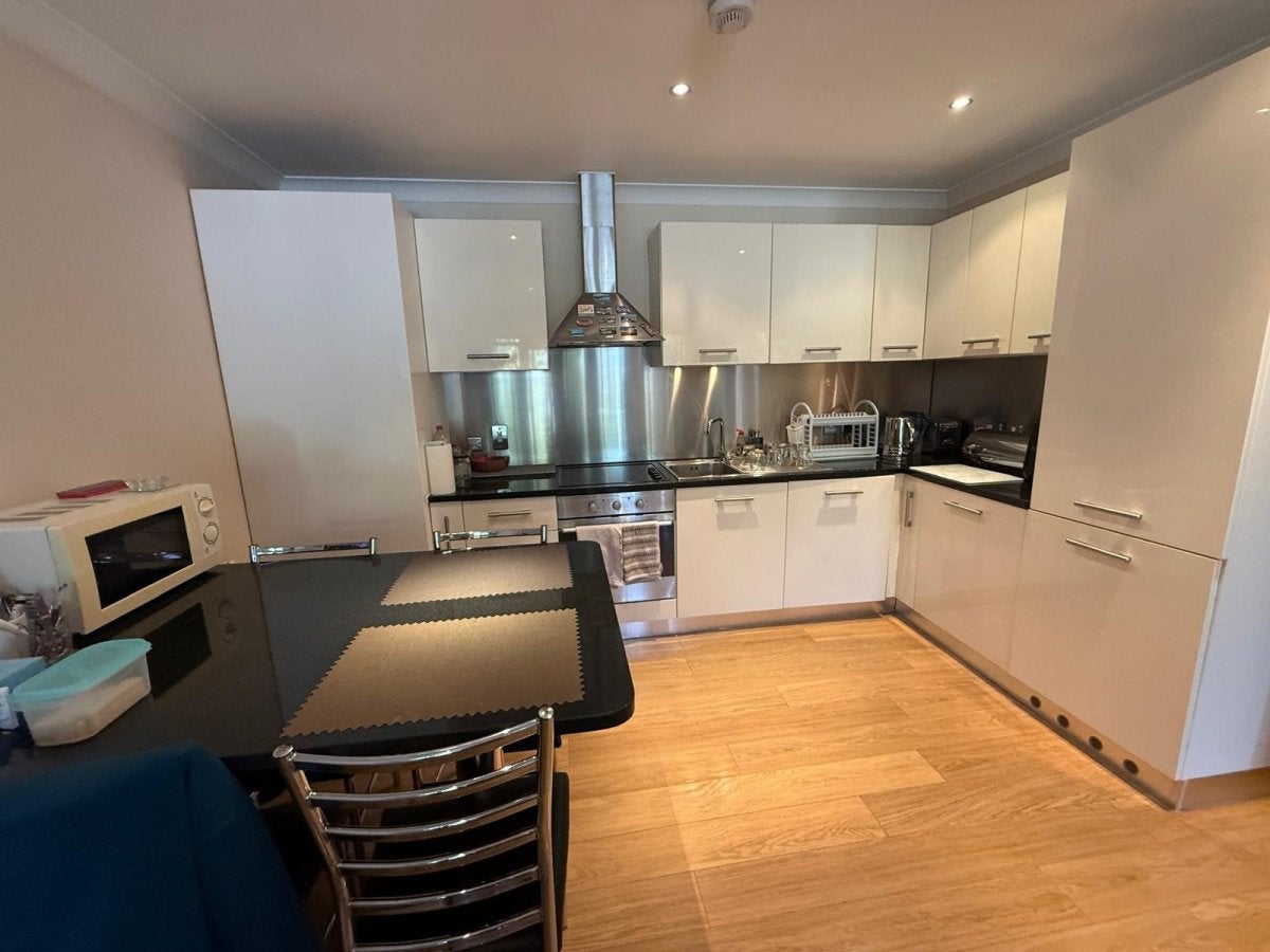 Flat Gladbeck Way in London