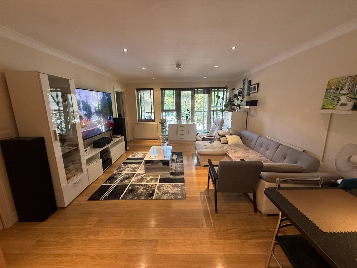 Flat Gladbeck Way in London