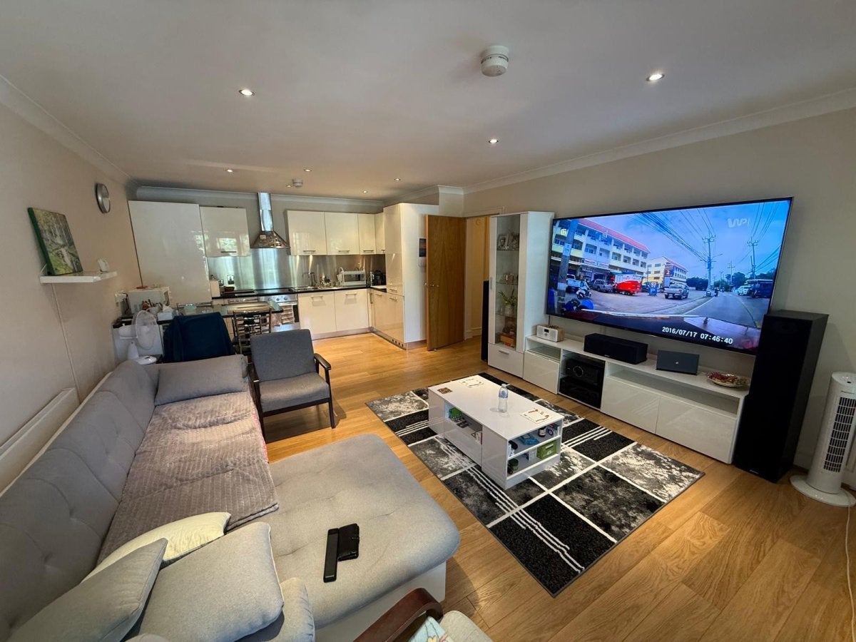 Flat Gladbeck Way in London