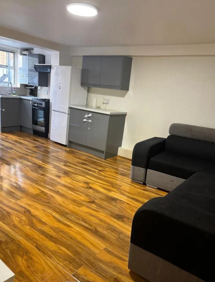 Flat Mildenhall Road in Greater London