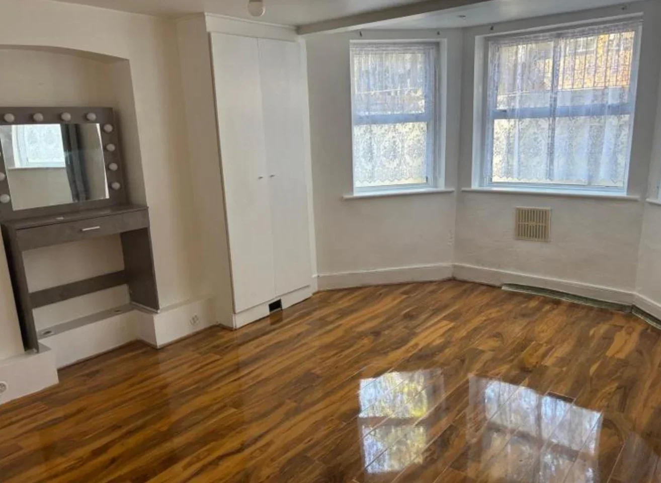 Flat Mildenhall Road in Greater London