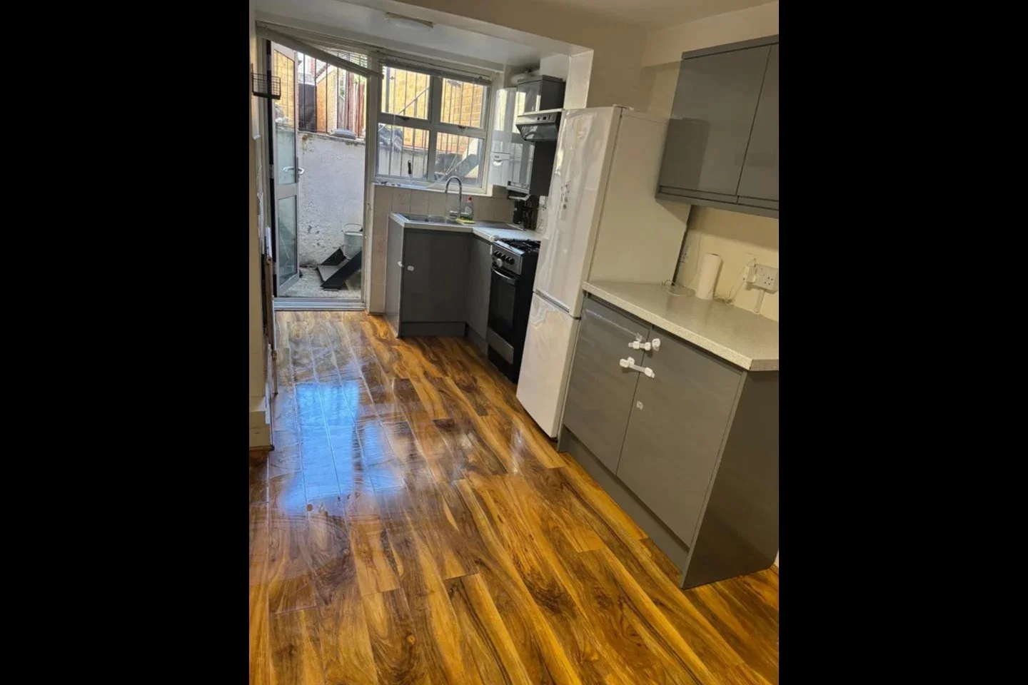 Flat Mildenhall Road in Greater London