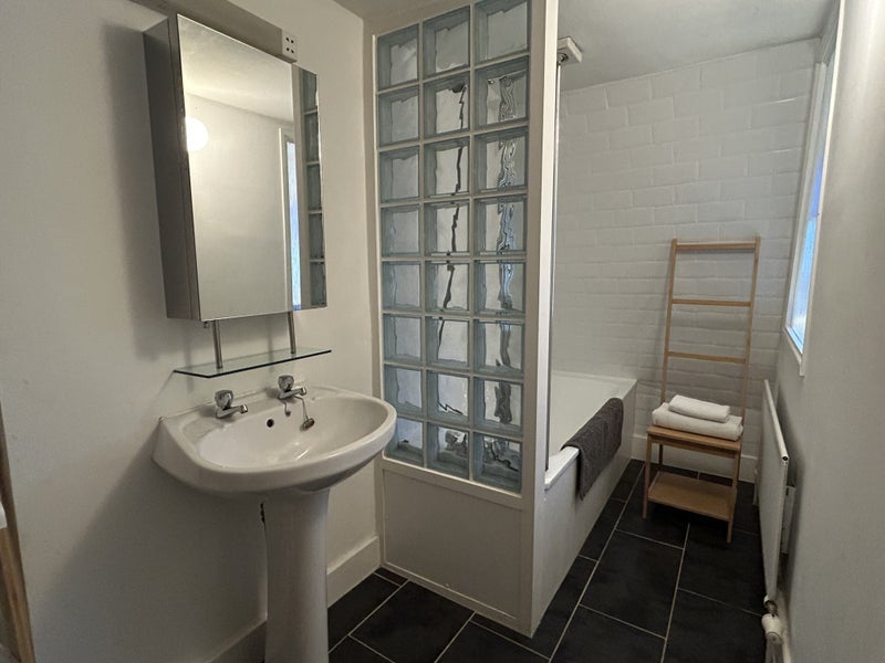 Room Ambrose Road in Bristol