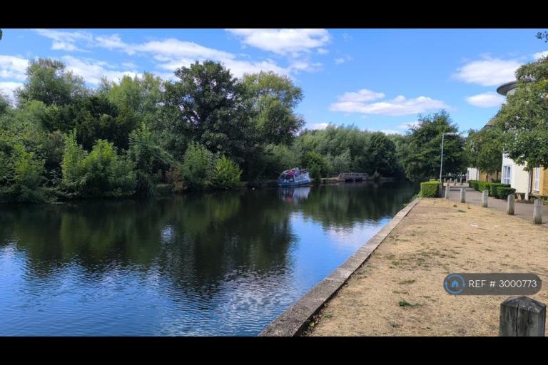 Flat Grand Union Canal in Dacorum