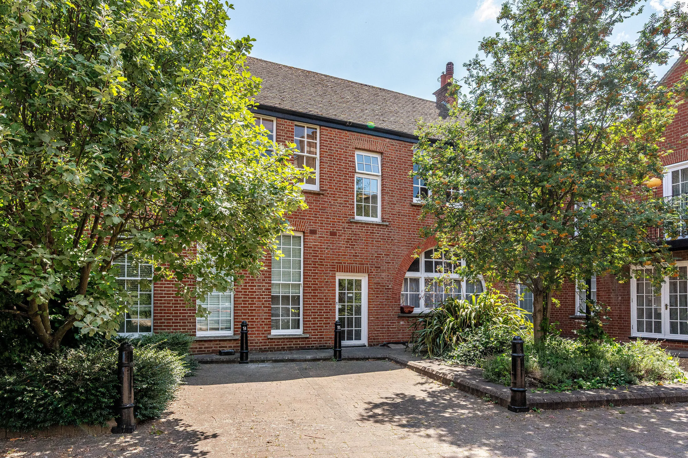 Flat Burnt Ash Road in Greater London