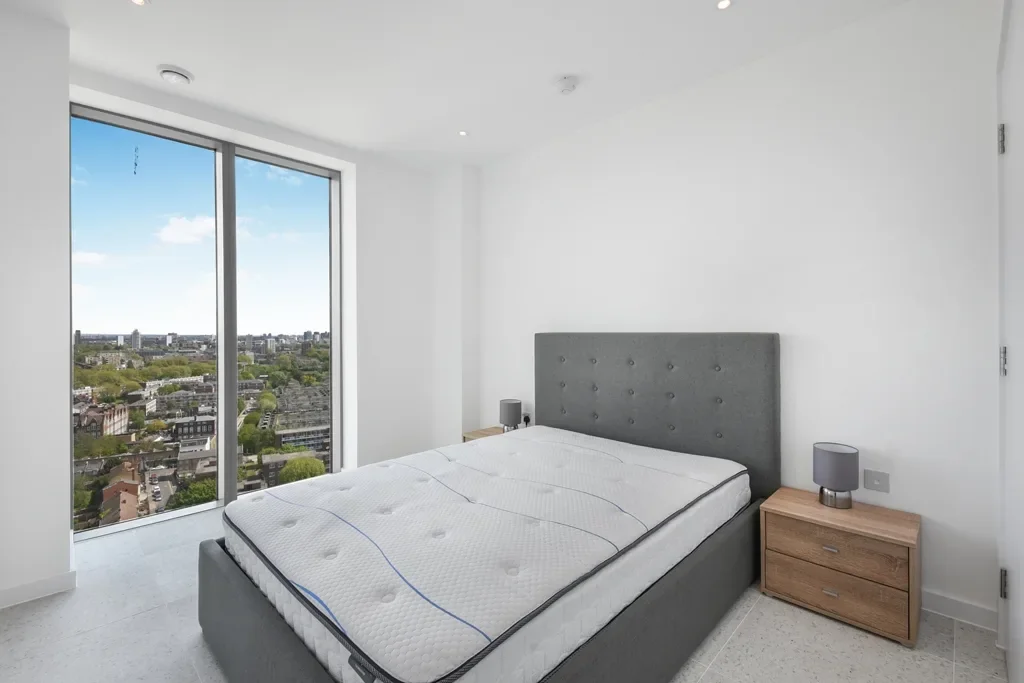 Flat Tapestry Way in Greater London