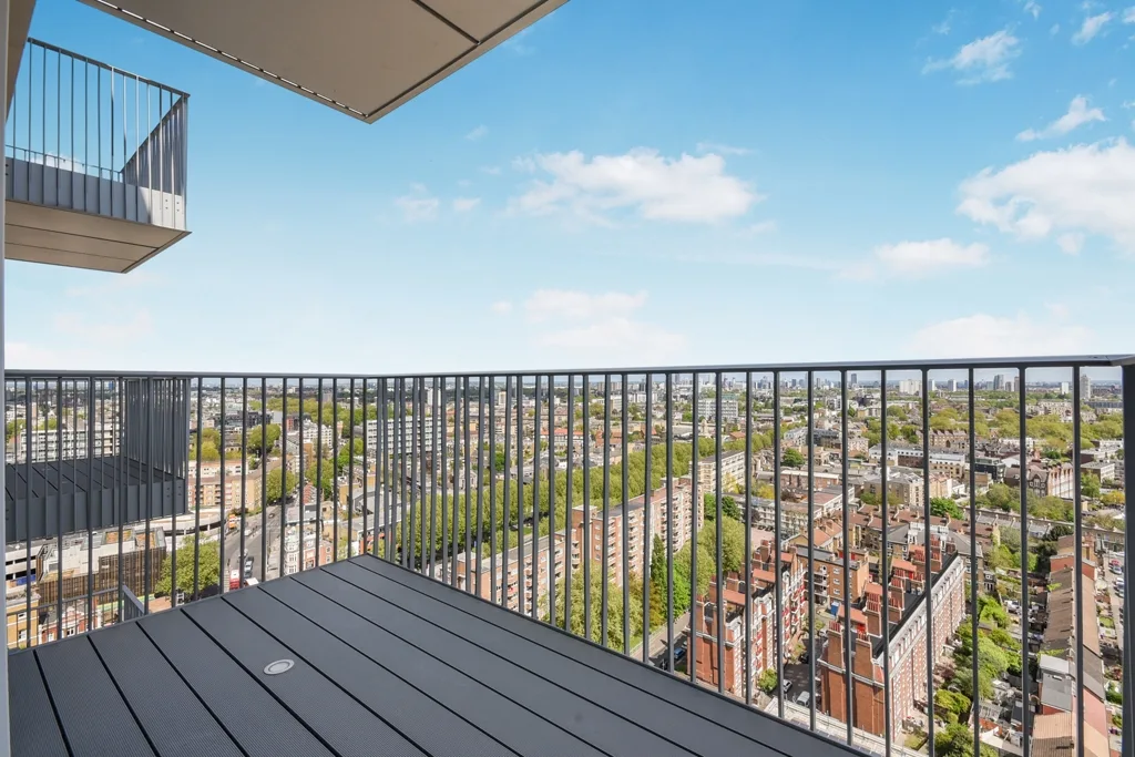 Flat Tapestry Way in Greater London