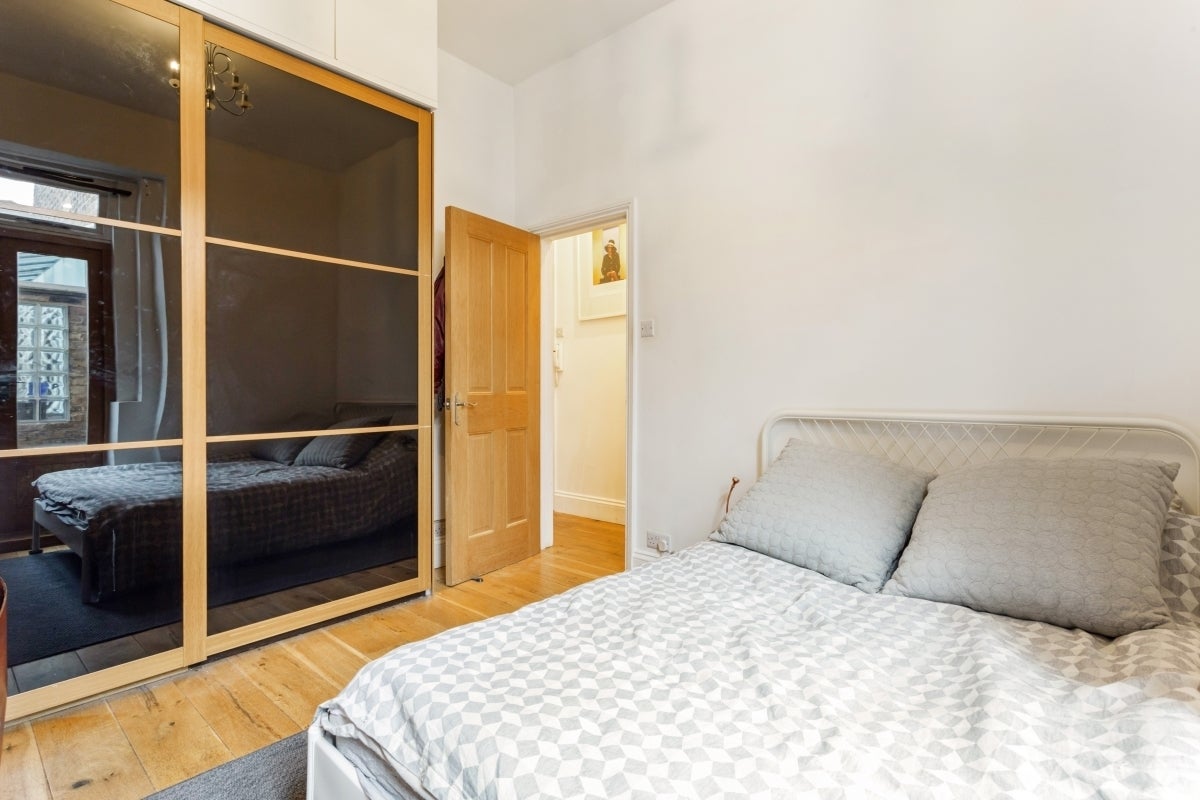 Flat Glengall Road in Greater London