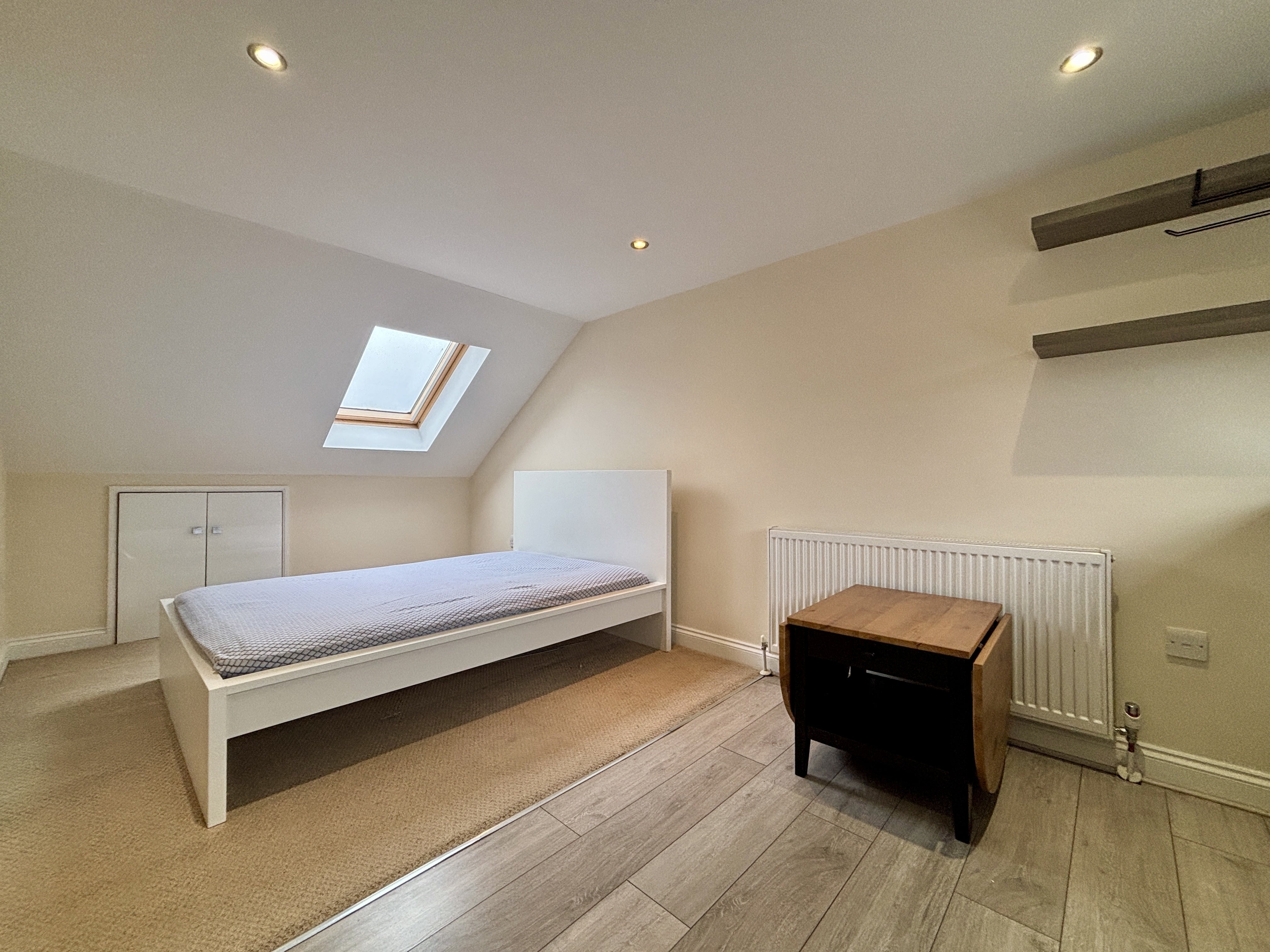 Flat Ravenscroft Road in Greater London