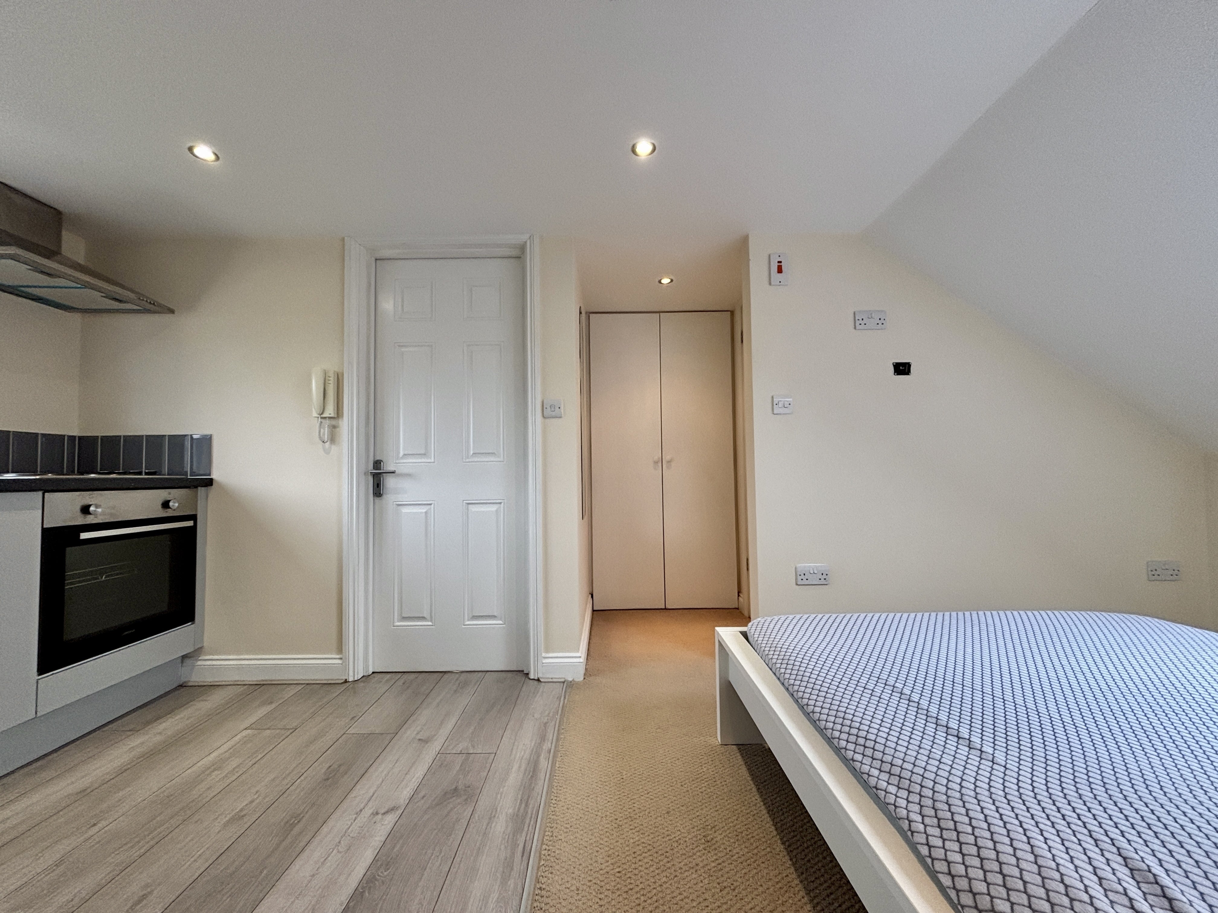 Flat Ravenscroft Road in Greater London