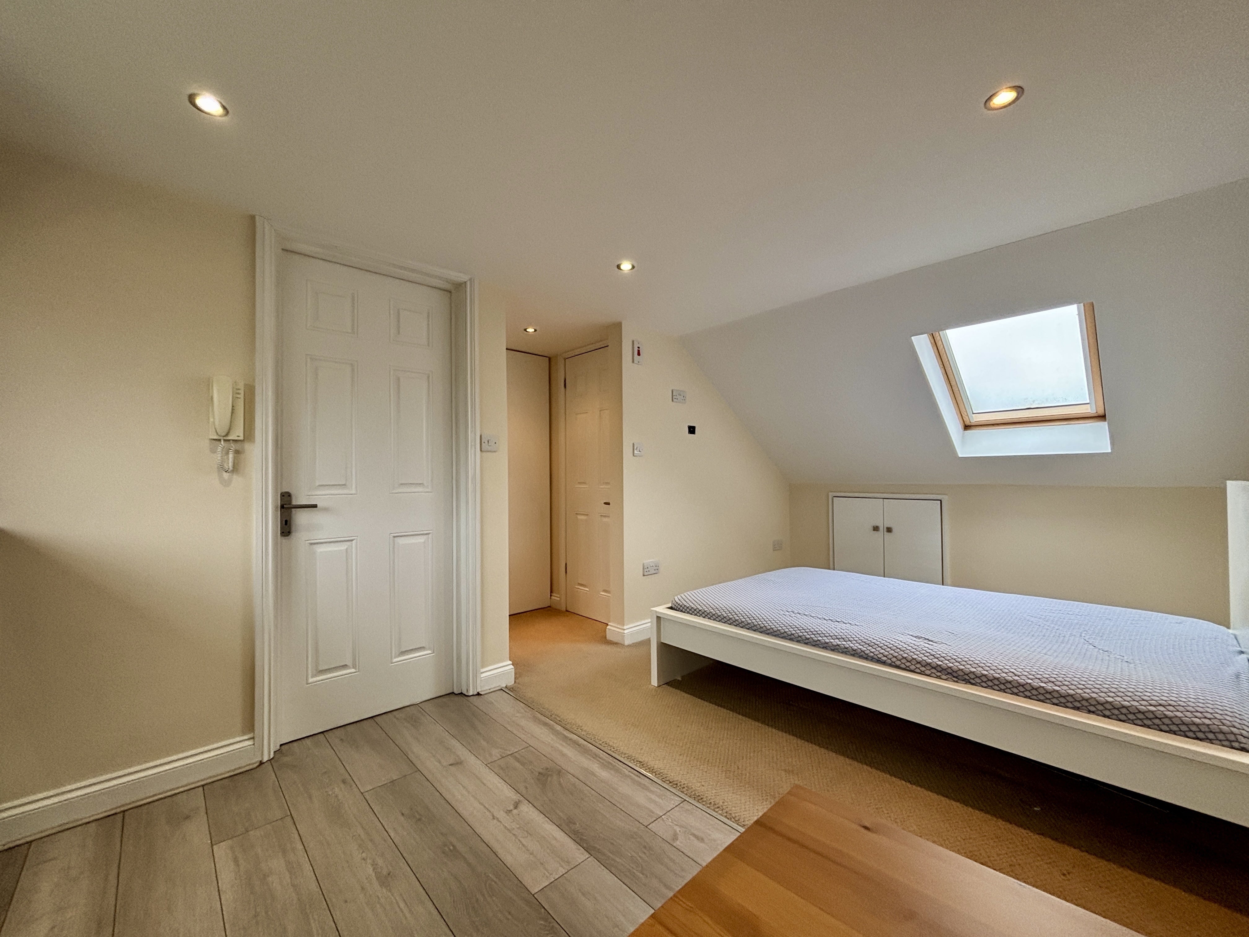 Flat Ravenscroft Road in Greater London