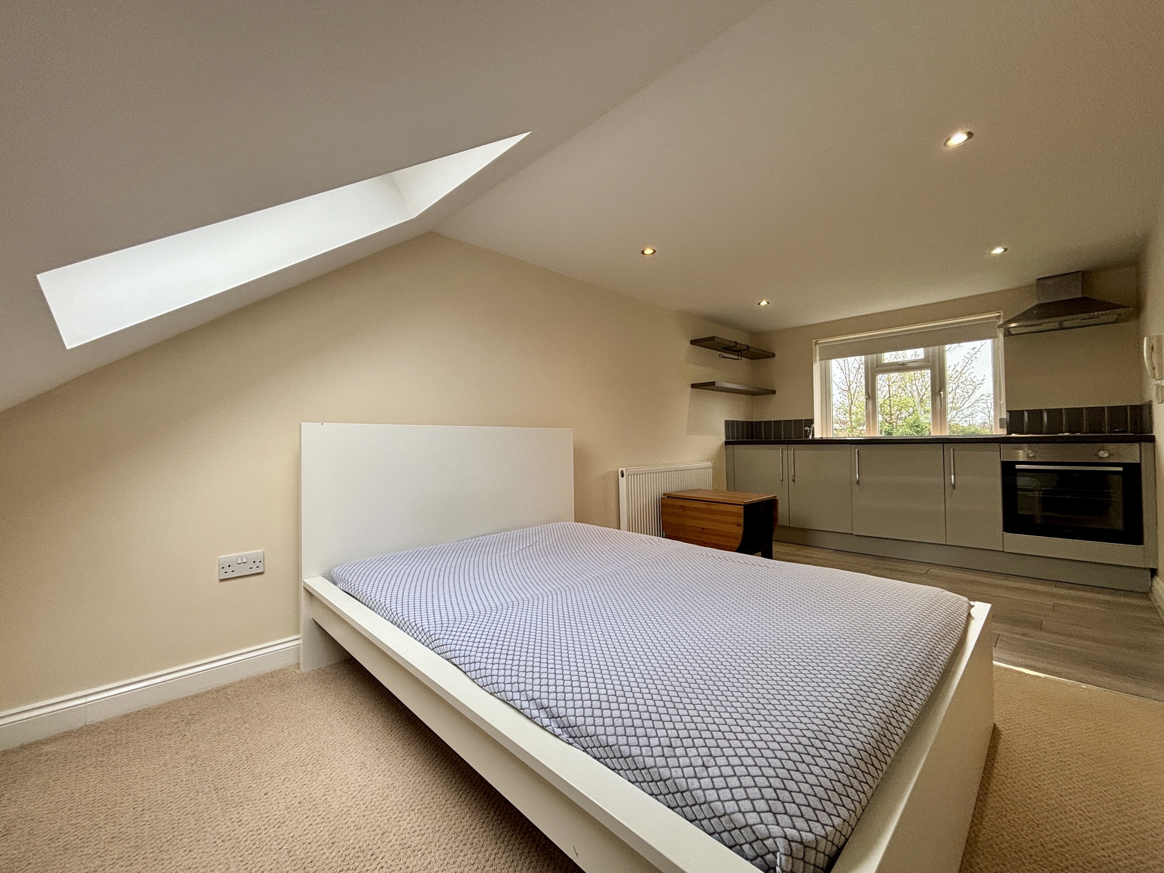 Flat Ravenscroft Road in Greater London