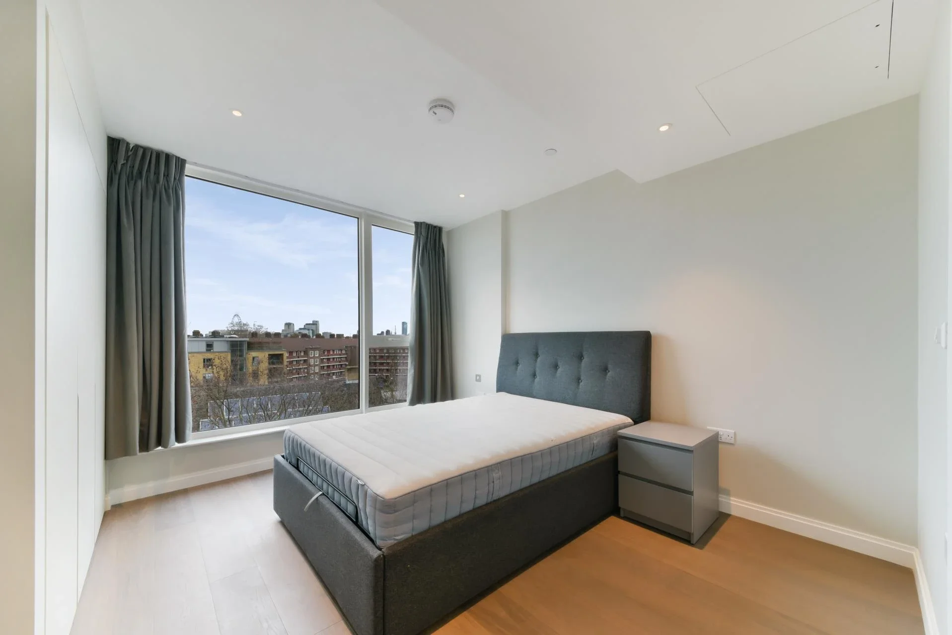 Flat Kennington Lane in Greater London