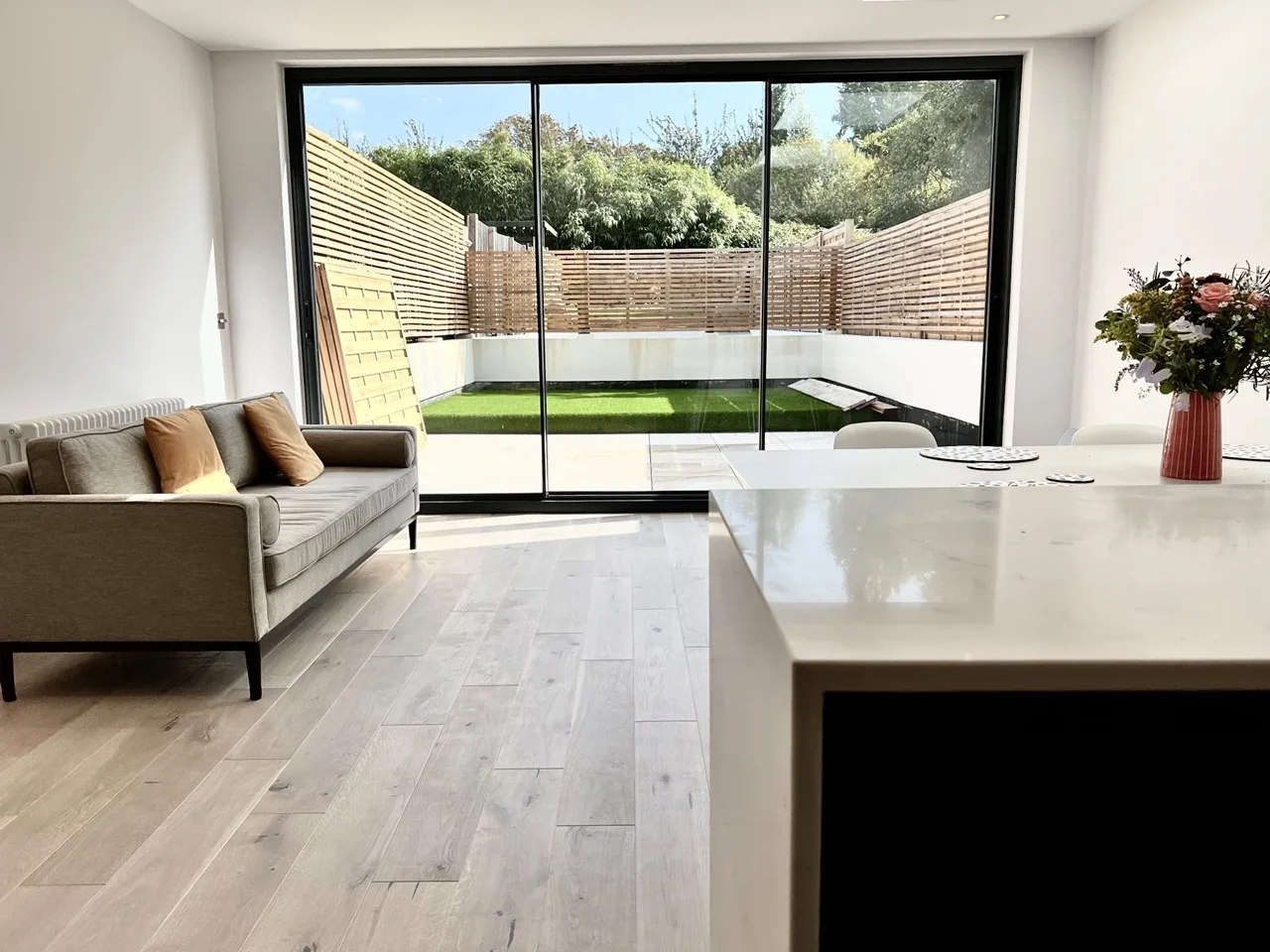 Room Earlsfield Road in Greater London
