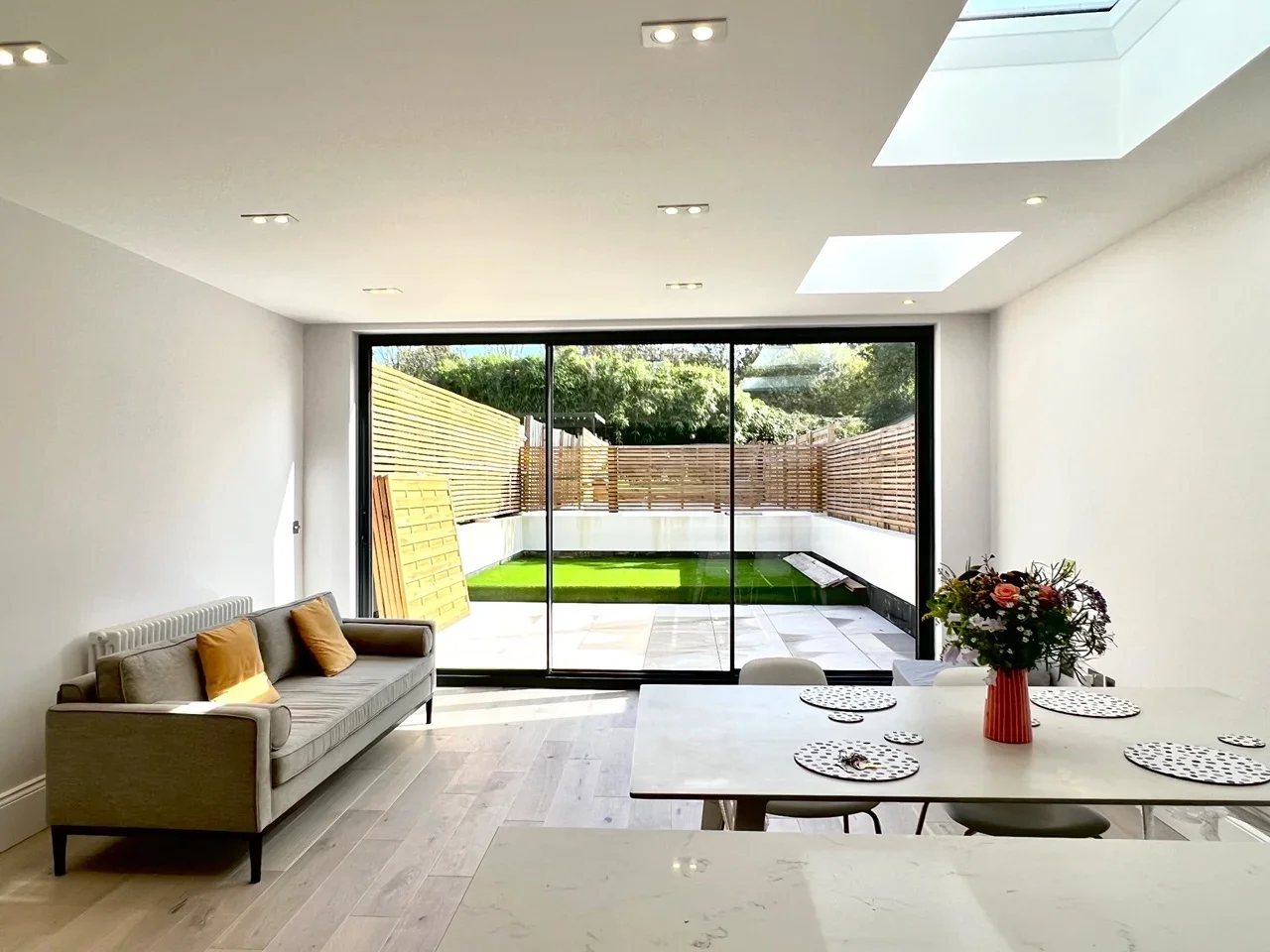 Room Earlsfield Road in Greater London
